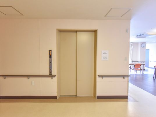 エレベーター前の廊下