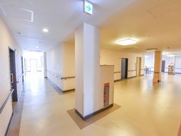 広々とした廊下の様子