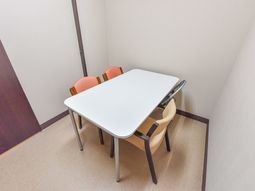 シンプルな食事スペース