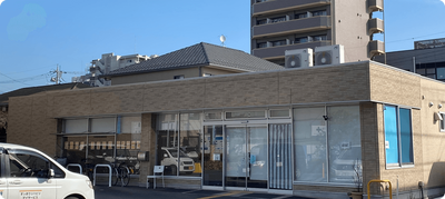 明るい外観の建物