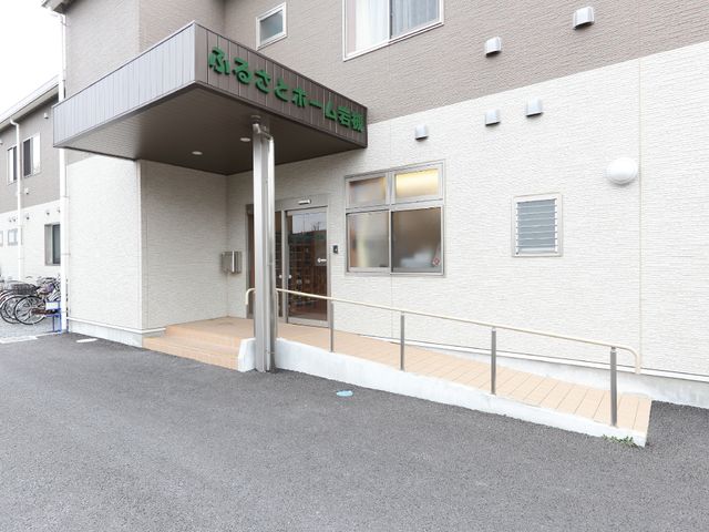 外観のエントランス 施設出入り口 明るく清潔感のあるエントランスです。安心感を与える設計が施され、来訪者を温かく迎えます。