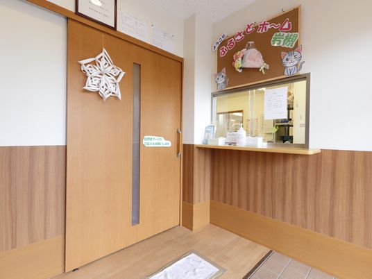 明るく広々としたフロント