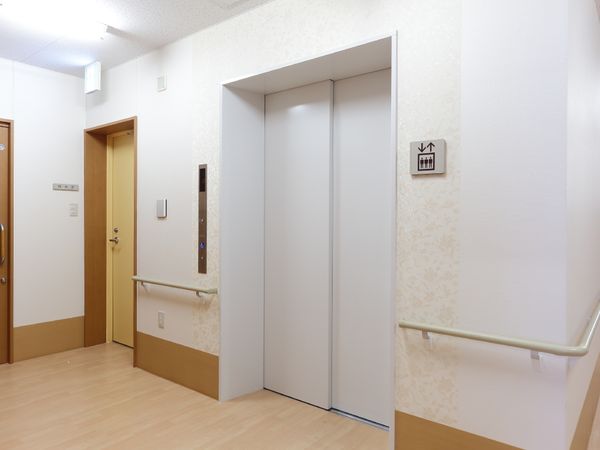 清潔感あるエレベーター前