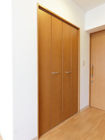 木目調の落ち着いた居室の扉 居室クローゼット 木目調の扉が暖かみを感じさせる居室の入口です。ゆったりとした造りで、プライベートな空間が保たれています。