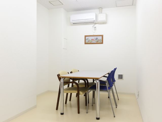 シンプルな洋室のテーブルセット 応接室 清潔感のあるテーブルセットの部屋です。窓からの自然光が心地よい、穏やかな時間を過ごせる空間となっています。