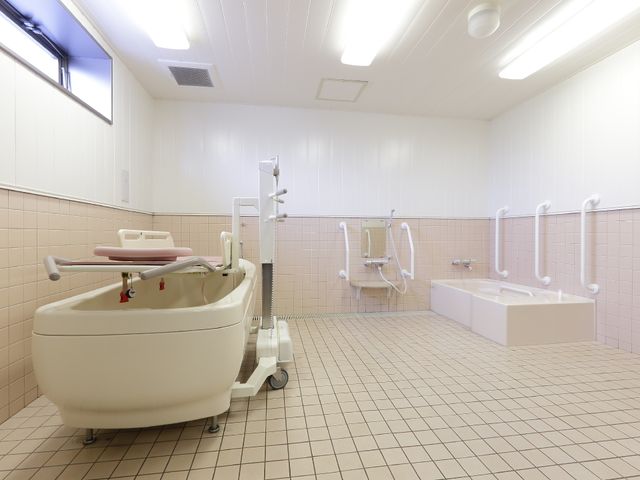 快適な設備が整った浴室 介護浴槽 明るく清潔感のある空間には、安全性に配慮した手すりや添付設備が整っており、皆さまの快適な生活をサポートいたします。