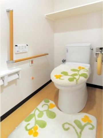 車椅子にも配慮したトイレ トイレ 手すりがある清潔感のあるトイレです。使い勝手を考えた設計で、快適にご利用いただけます。