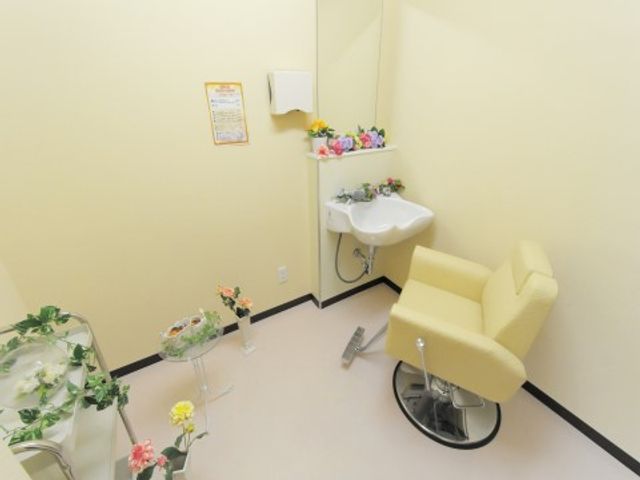 理美容室の角部屋 理美容室 清潔感のあふれる理美容室では、髪型を整えて新たな気分をお楽しみいただけます。明るく落ち着いた雰囲気の中でリラックスした時間を過ごせる空間です。