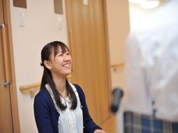 笑顔のスタッフと廊下