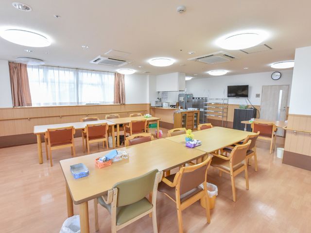 明るい共用ダイニングルーム 食堂兼機能訓練室 広々としたダイニングルームはゆったりとした食事時間を提供します。ゆとりのある設計で、皆さまのコミュニケーションも活発になります。
