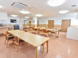 明るい食堂の空間