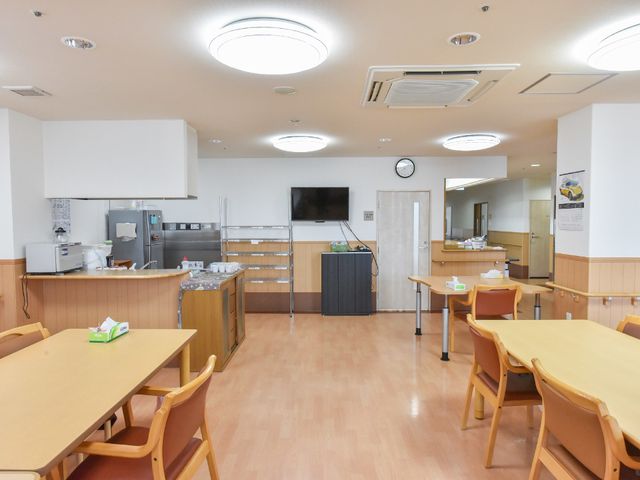 食堂の様子 食堂兼機能訓練室 ゆったりとしたダイニングルームで、明るく清潔感のある環境が整っています。働きやすい職場をお求めの方にもお勧めです。