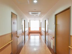 明るく清潔な廊下