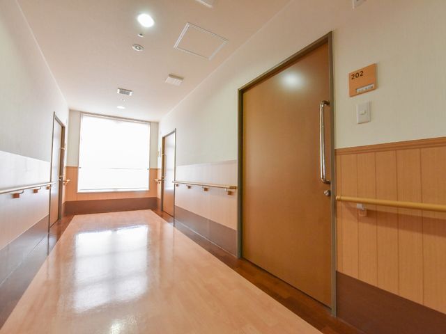 明るく清潔な廊下 廊下 ゆったりとした廊下は、手すりがついており歩行時の安全を支えています。ナチュラルな色合いで、落ち着きのある雰囲気を演出しております。
