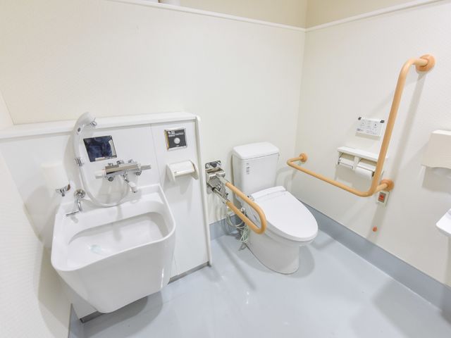 バリアフリーの洋式トイレ トイレ 快適にご使用いただける洋式トイレは、手すりが整備されており、安全面にも配慮されています。