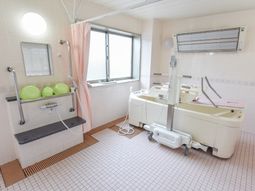 清潔感のあるバリアフリー浴室