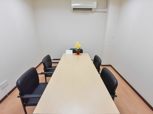 会議室のテーブルと椅子