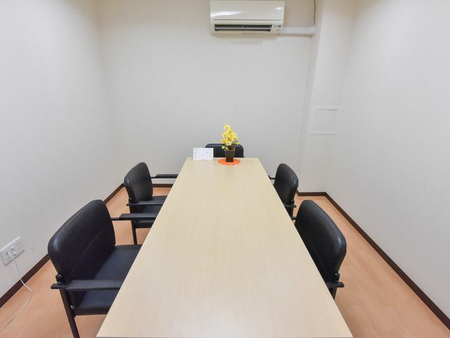 会議室のテーブルと椅子 面談室 きれいに整頓された会議スペースです。スタッフ同士が情報交換を行う場としても適しています。