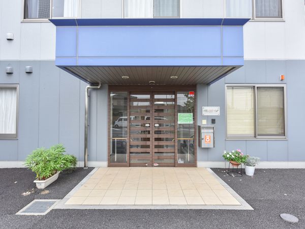 清潔感あるエントランス外観