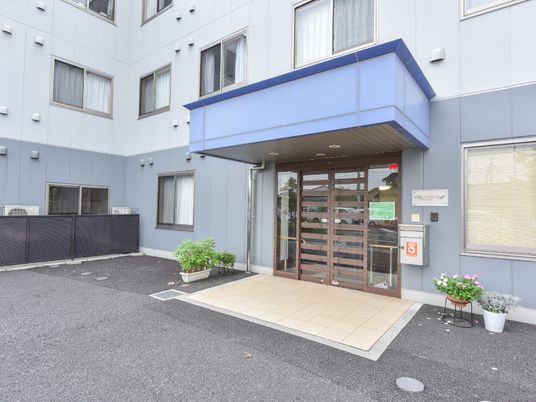 清潔な施設のエントランス