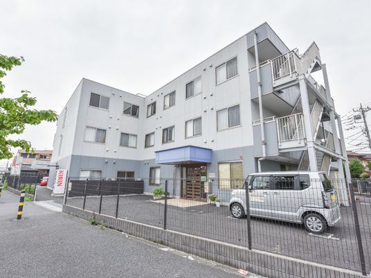 青い屋根の白い建物
