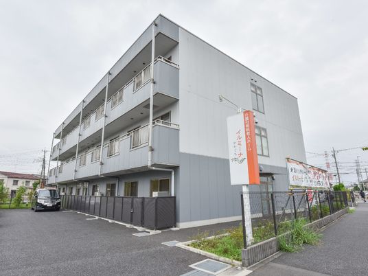 灰色の建物とオレンジ看板