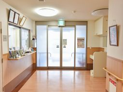 エントランスの明るい風景