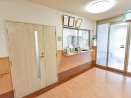 明るい廊下と受付
