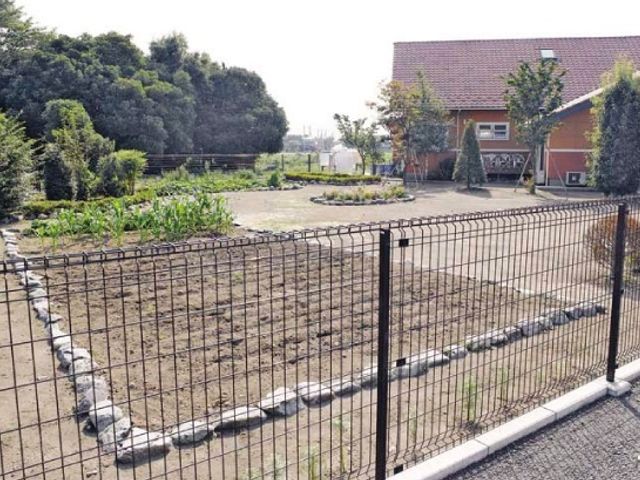 中庭のガーデニングスペース 家庭菜園 広々とした中庭にはガーデニングのスペースもあり、緑に囲まれた環境で憩いの時間を過ごせるようになっています。