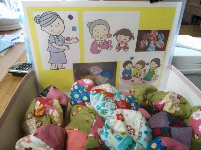 手芸活動の展示物 お手玉 ハンドメイドの作品が飾られたスペースです。利用者の創造性を発揮する場として、心温まる時間を提供しています。