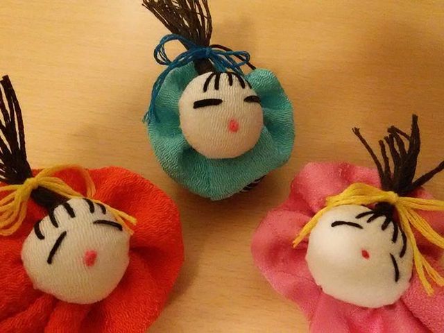 手作りのひな人形 編み物 色とりどりのひな人形が、心温まる手工芸活動の一コマを感じさせます。職員と利用者が共に楽しむ時間を大切にしています。