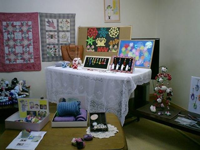 手作り作品展示の部屋 作品展 手作りの作品が飾られた心温まる空間。様々な創作活動が楽しめる充実した多目的室です。