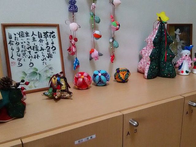 手作り飾りと額縁の室内 クリスマスの装飾 温もりある手作りの飾り物が並び、利用者の創造性と共にある空間です。書かれたお言葉には心和む詩も込められています。