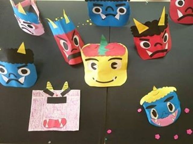 手作りお面の掲示物 節分の装飾 手作りの彩り豊かなお面が、創作活動の一環として展示されており、クリエイティブな雰囲気を感じます。