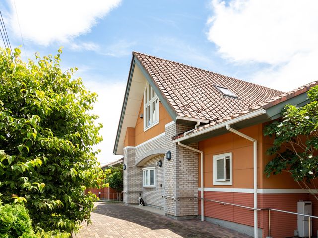 快適な外観の建物 外観 ゆったりとした空間に家庭的な雰囲気漂う建物です。天気の良い日には、外の緑も心地よく感じられるでしょう。