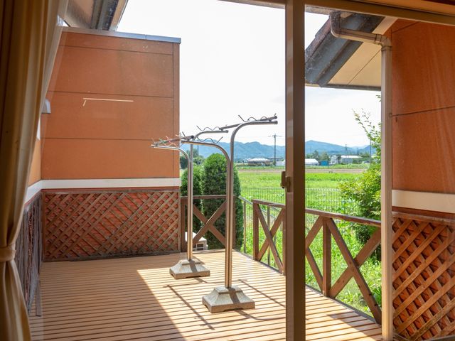 明るい中庭の風景 ウッドデッキ 開放的な中庭では、穏やかな景色を眺めながら、静かなひと時を過ごすことができます。エアと光があふれる環境が、快適な毎日をサポートします。