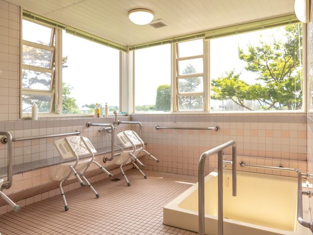 手すり付き広々浴室 浴室 明るく清潔感のある浴室です。手すりやシャワーチェアを設け、安全に配慮された環境です。