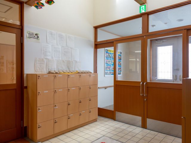 エントランスと掲示物 エントランス 整然と配置されたロッカーと明るい採光のエントランスです。重要な情報が掲示され、日々のコミュニケーションの中心となっています。
