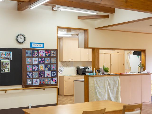 木目調の落ち着いたキッチン 共有スペース 家庭的な雰囲気のダイニングスペースです。皆様で美味しい料理と会話をお楽しみいただけます。