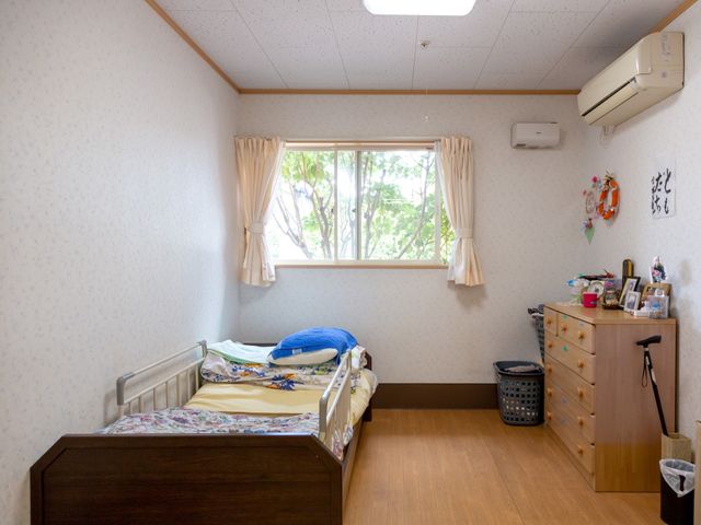居心地の良い居室 居室 個室は清潔感があり、窓からは自然の光が入ります。ご自身の家具や趣味の品を置いて、快適な空間を作ることができるでしょう。