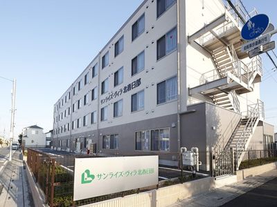 明るい施設の外観