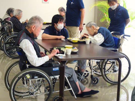 食事をする利用者の様子