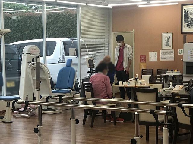 談笑する様子の部屋 機能訓練室 広々とした室内では、利用者がリラックスした雰囲気で、日常動作を楽しく訓練できます。