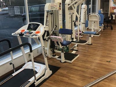 トレーニング機器が並ぶ室内