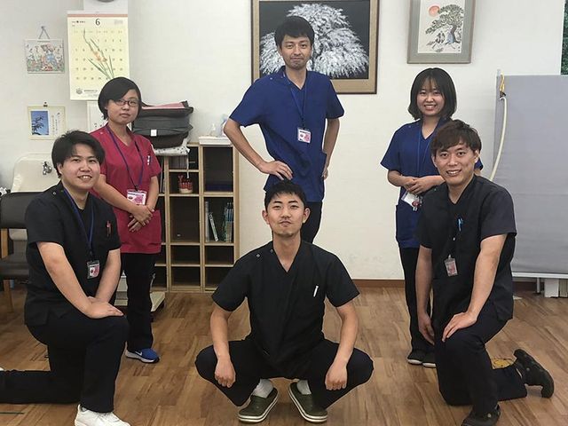スタッフ集合写真 スタッフイメージ 笑顔でポーズを取るスタッフたちの様子が、職場の雰囲気を感じさせます。