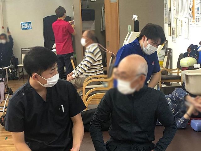 交流するスタッフと入居者の風景 スタッフイメージ 入居者とスタッフが親しく会話し、居心地の良さを大切にしています。温かい雰囲気があります。