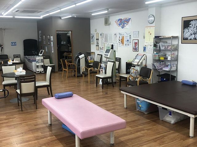 器具が並ぶ部屋 機能訓練室 広々としたスペースで、さまざまなリハビリ機器を使い効率的にトレーニングが行えます。