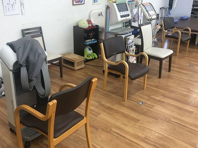 訓練器具のある部屋 機能訓練室 様々な椅子が並ぶ落ち着いた空間で、リラックスしながらリハビリに専念できます。