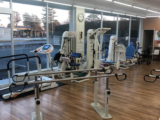 トレーニング機器の部屋 機能訓練室 自然光が差し込む機能訓練室です。最新のトレーニング機器で、安全にリハビリを行えます。