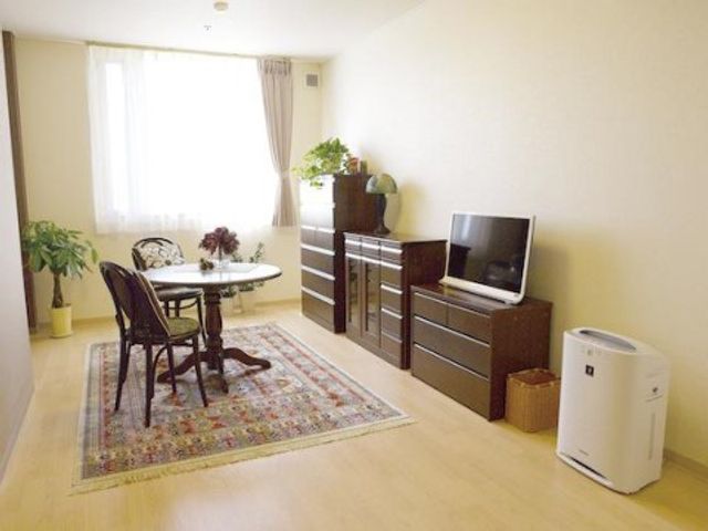 快適居室 夫婦部屋（居間） ゆとりある居室で、個々の時間を大切に過ごせます。窓からは自然光が差し込み、居心地の良い空間を演出しています。